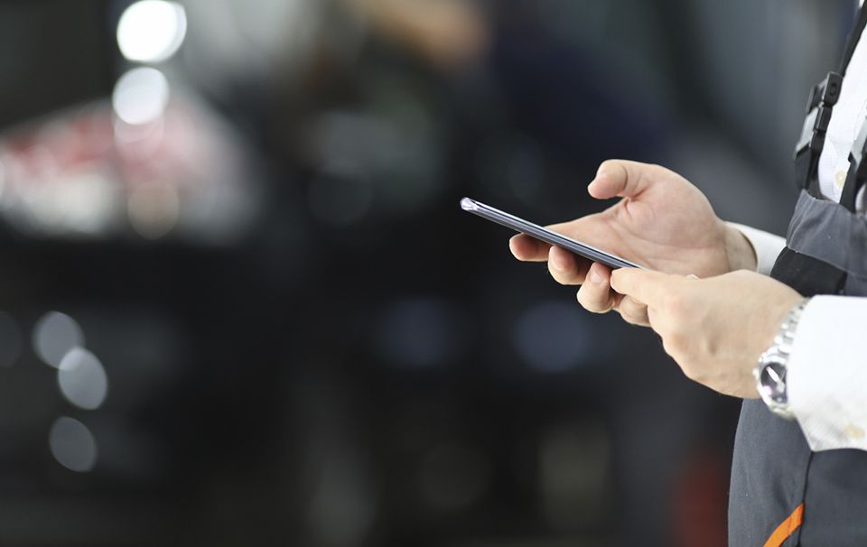 Trabajador utiliza su teléfono durante una inspección